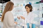 Dermocosmétique en pharmacie : pourquoi les soins « cultes » séduisent autant